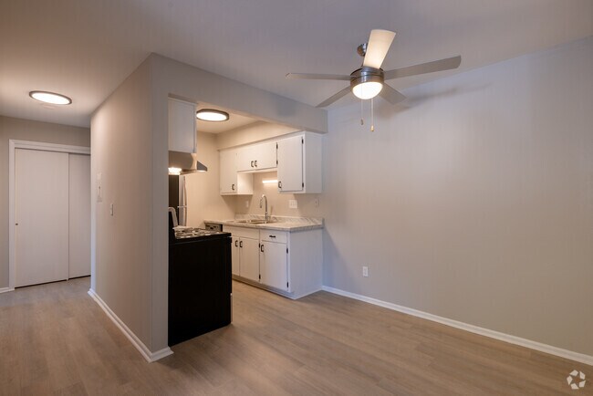 2 habitaciones, 1 baño - 1025 pies cuadrados - Cocina y comedor - Biscayne Apartments