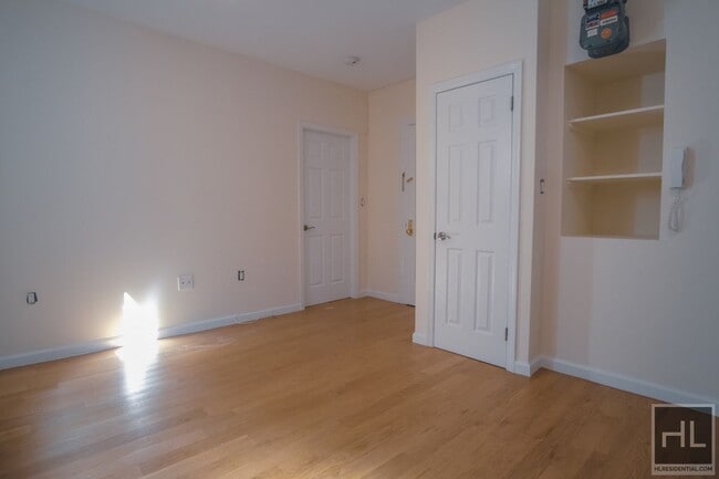 Building Photo - AMAZING STUDIO APARTMENT!! AMAZING DEAL! W...