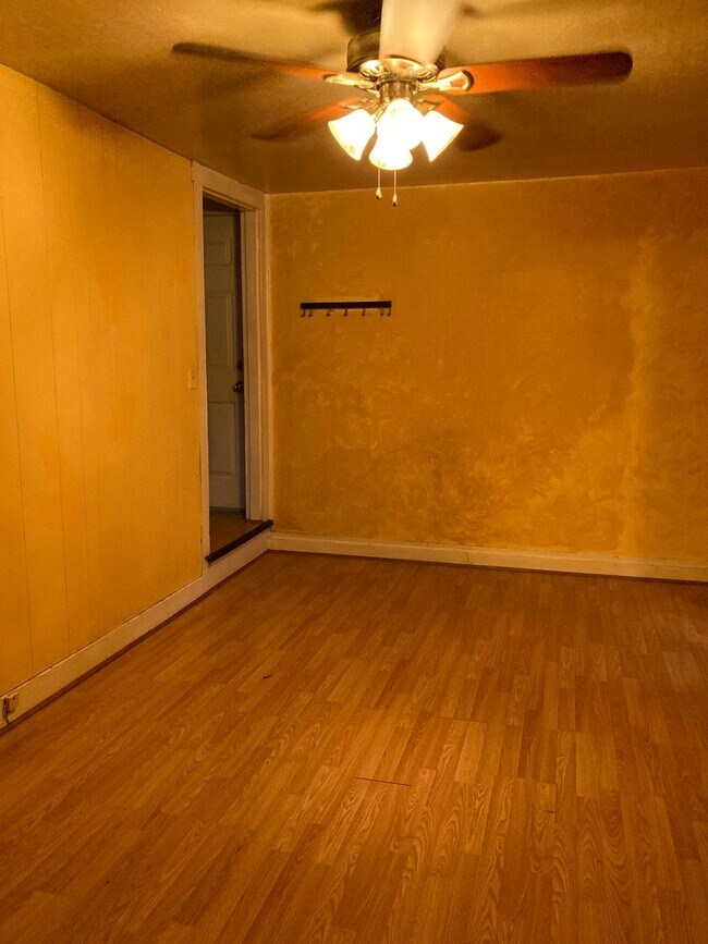 Foto del edificio - 1 Bedroom, 1 Bathroom Apartment In Havre d...