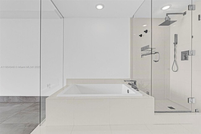 Foto del edificio - 650 NE 32nd St