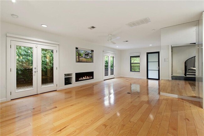 Building Photo - 1601 Alameda Dr