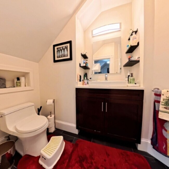 Foto del edificio - Large Unit in brookline Village, In-Unit Washer and Dryer, One Parking Space is Included