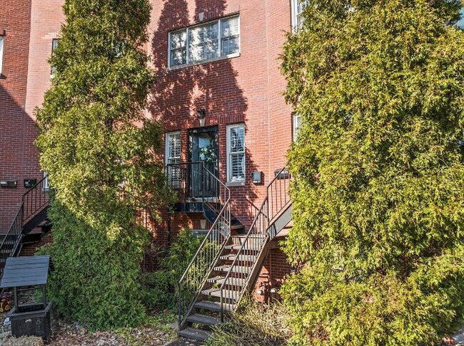 Building Photo - 2640 N Avondale Ave