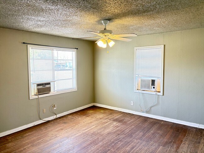 Foto del edificio - Cute Newly Remodeled!! Available Now! Sect...