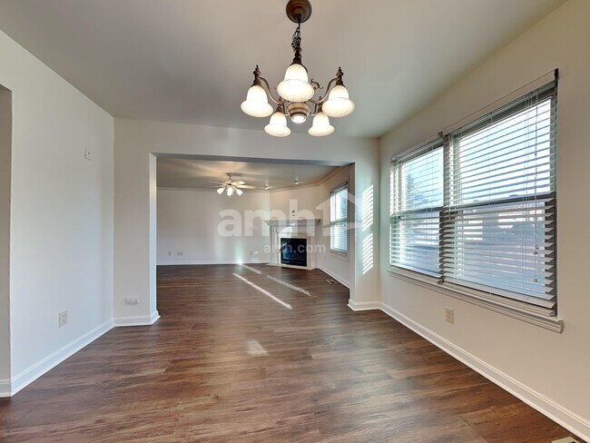 Foto del edificio - 8400 Woodcreek Dr