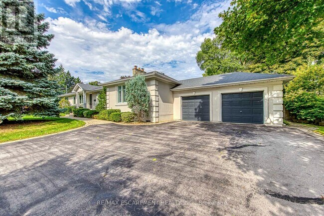 Building Photo - 281 Pinehurst Dr