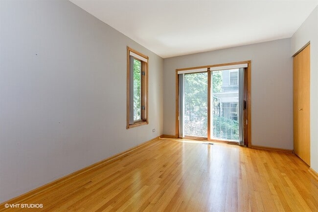 Building Photo - 1001 W Dickens Ave