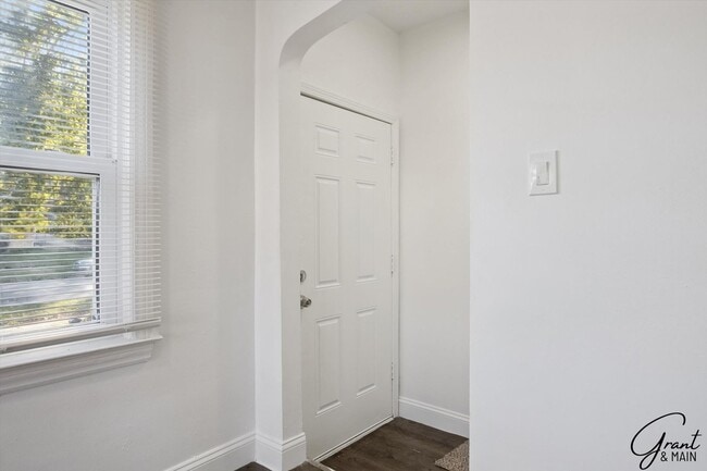 Building Photo - 4 bedroom $1550