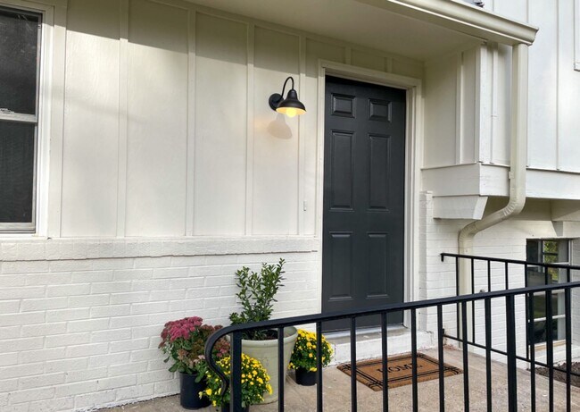 Building Photo - 4 bed 2 bath home recently remodeled off o...