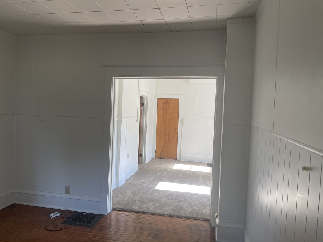 Sitting room - 208 W Columbia Ave