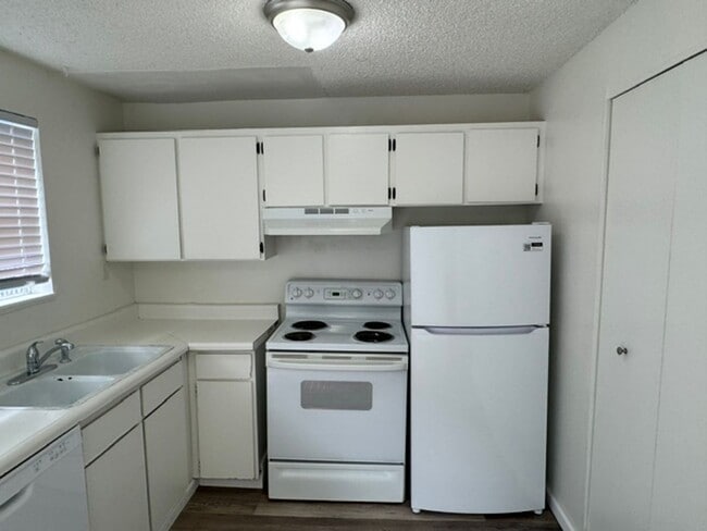Building Photo - REMODELED 2 BEDROOM TOWNHOME