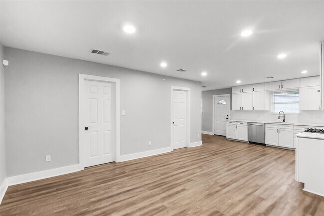 Building Photo - 5105 Oak Ave