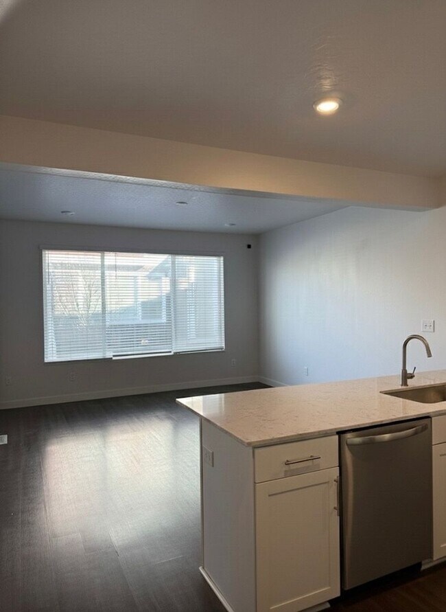 Foto del edificio - Move-In Ready Townhome in Fast-Growing Bluffdale