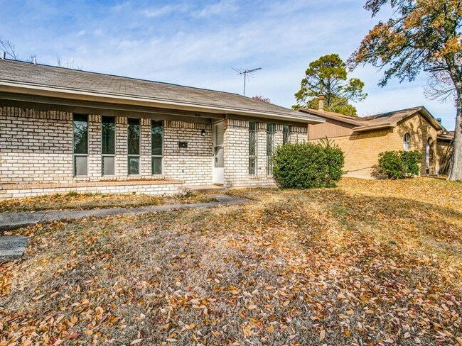 Building Photo - 1213 Sam Houston Dr
