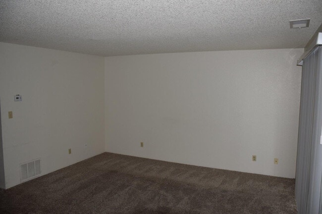 Building Photo - Ground Floor Condo At Carson Park!