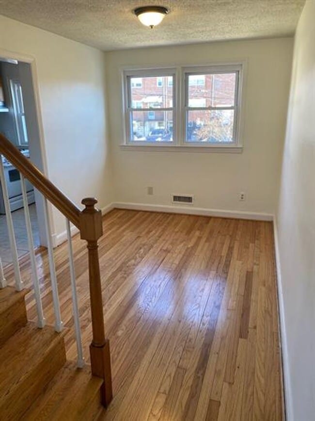 Building Photo - Two Bedroom Home