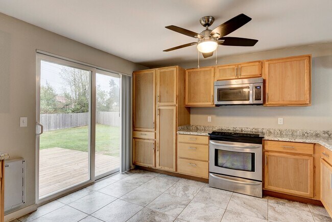 Foto del edificio - Updated 3 Bedroom, 2 Bath Home with Spacio...