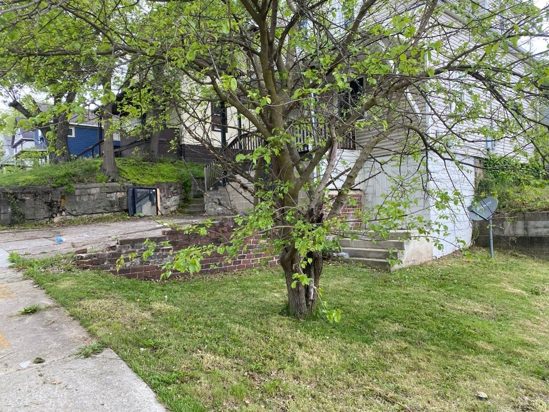 Building Photo - Spacious 2-Bedroom Home for Lease in Akron