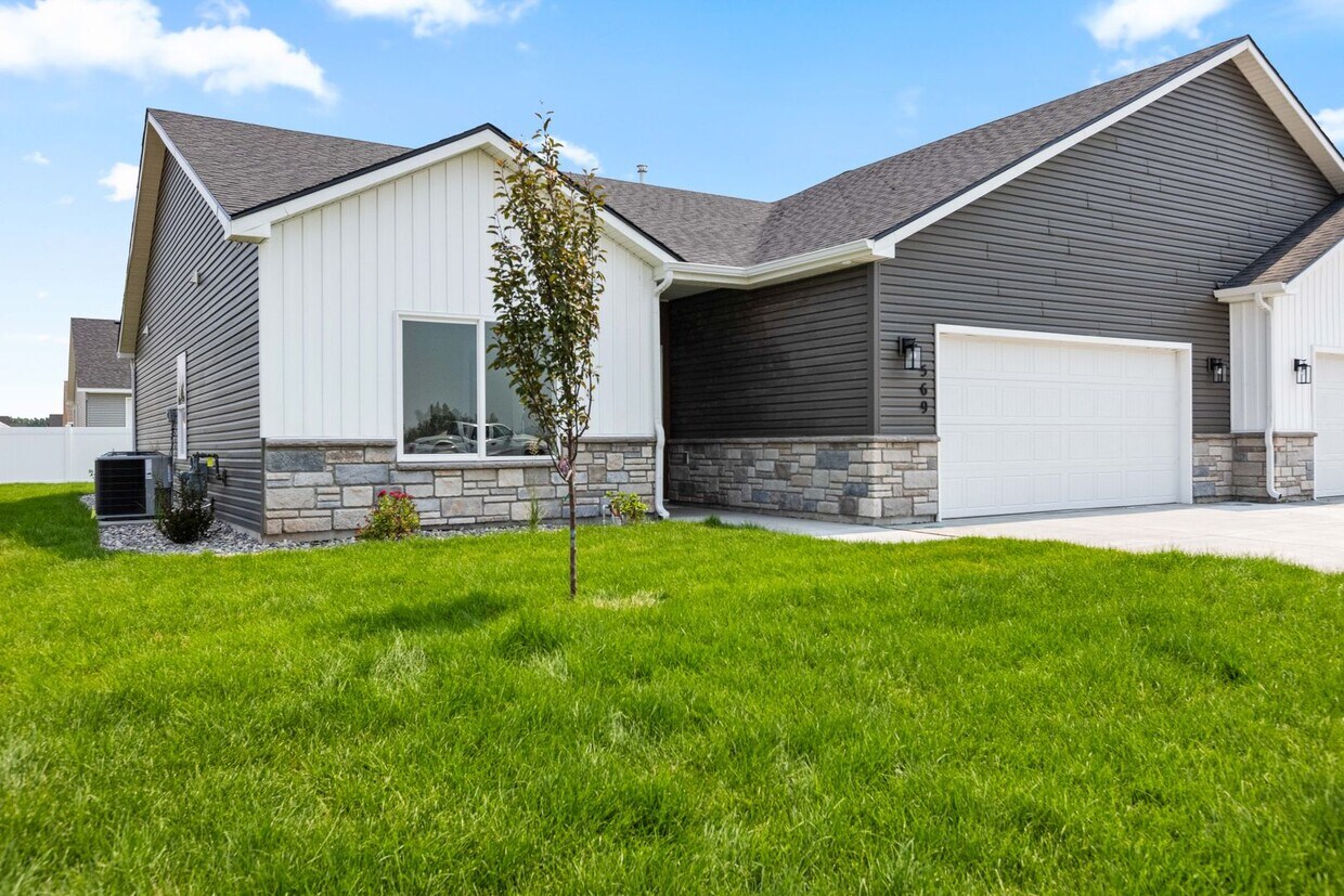 Primary Photo - AWESOME 3 Bed 2 Bath Twin home in Sugar city
