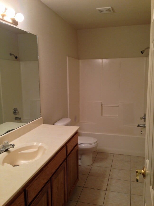 Building Photo - 213-215 Cathy Dr