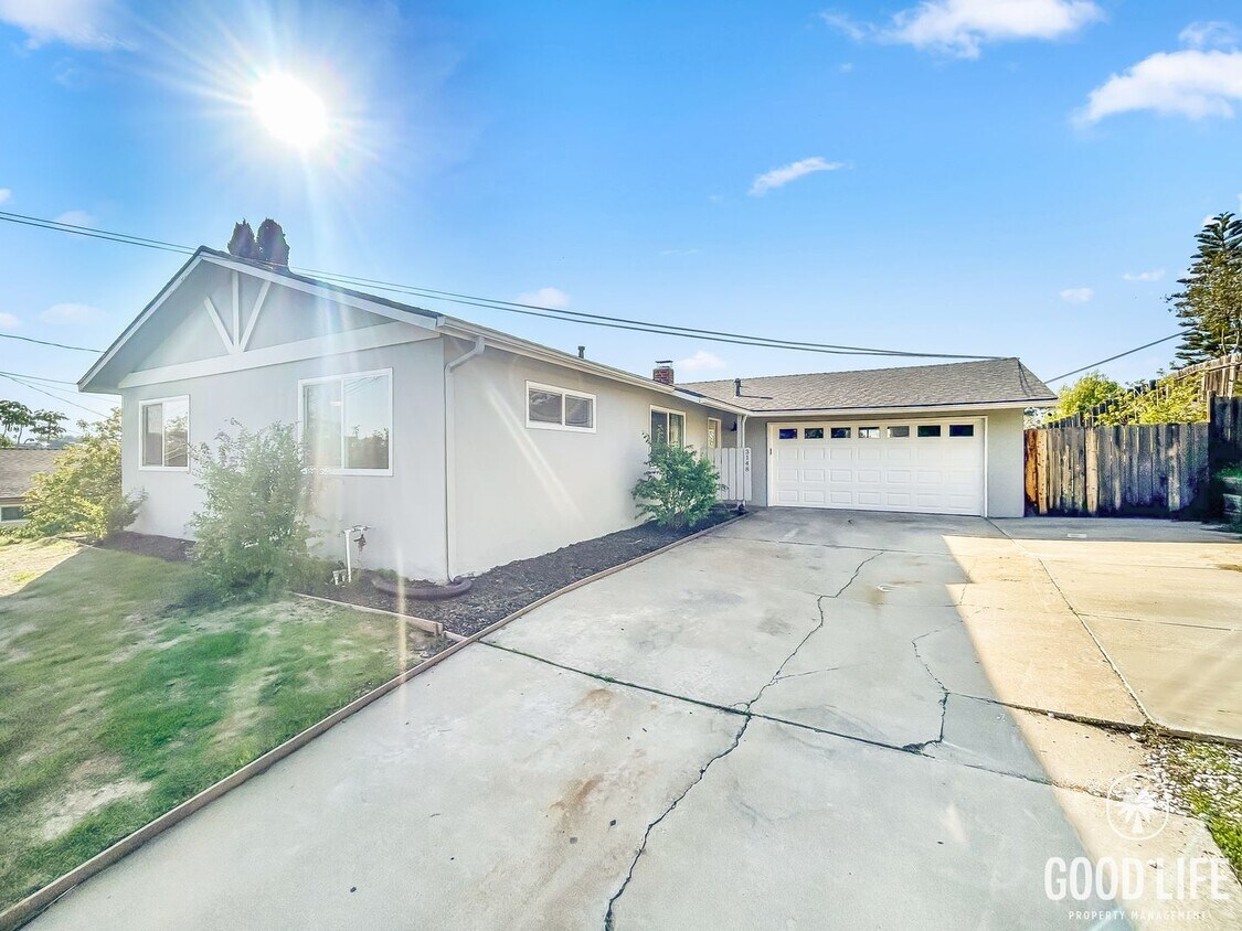 Foto principal - Beautiful 3BD/2BA with Updated Kitchen, 2-Car Detached Garage and A/C in Clairemont!