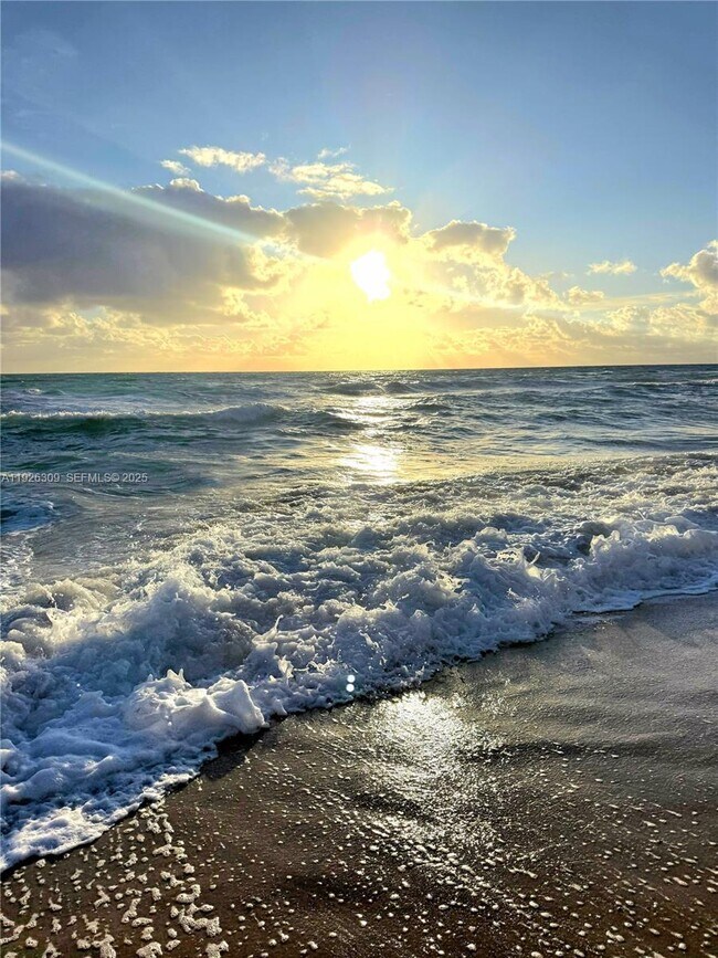 Building Photo - 3505 S Ocean Dr