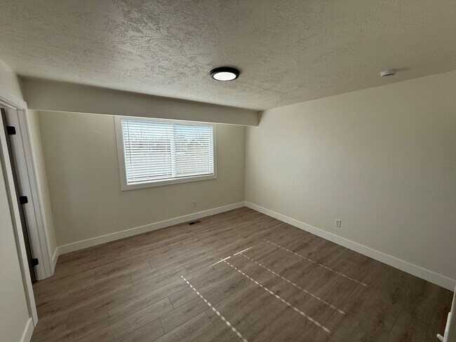 Foto del edificio - Five Bedroom Home, 2600 sq ft,  West Jordan, $3000/month, Fenced Yard