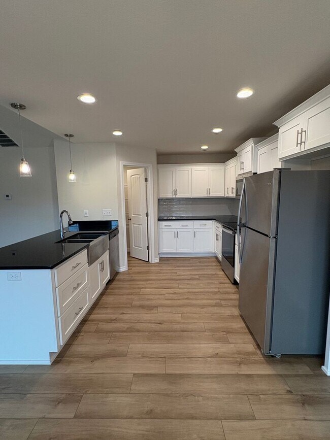 Foto del edificio - Check out this beautiful newly built 3-bedroom, 2-bathroom home in Springfield!