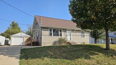 Building Photo - 130 Outlook Dr SW
