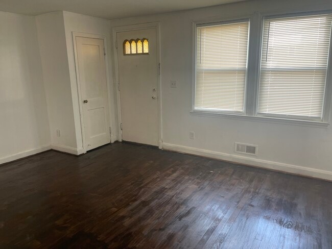 Foto del edificio - 3905 Kenyon Ave