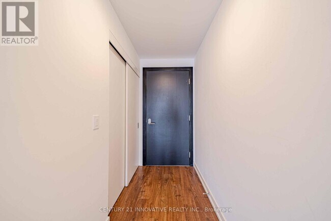 Building Photo - 15 Wellington St S