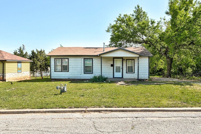 Building Photo - Cute Remodeled 2 Bed 1 Bath Home in OKC! *...