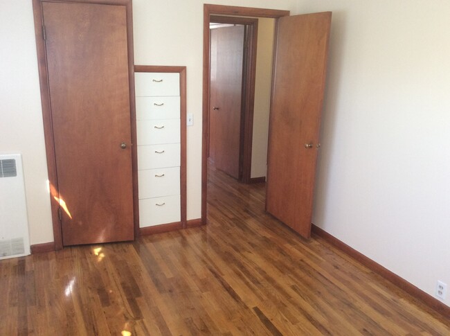 Building Photo - 4 BEDROOM 2 BATHROOM SINGLE FAMILY HOME