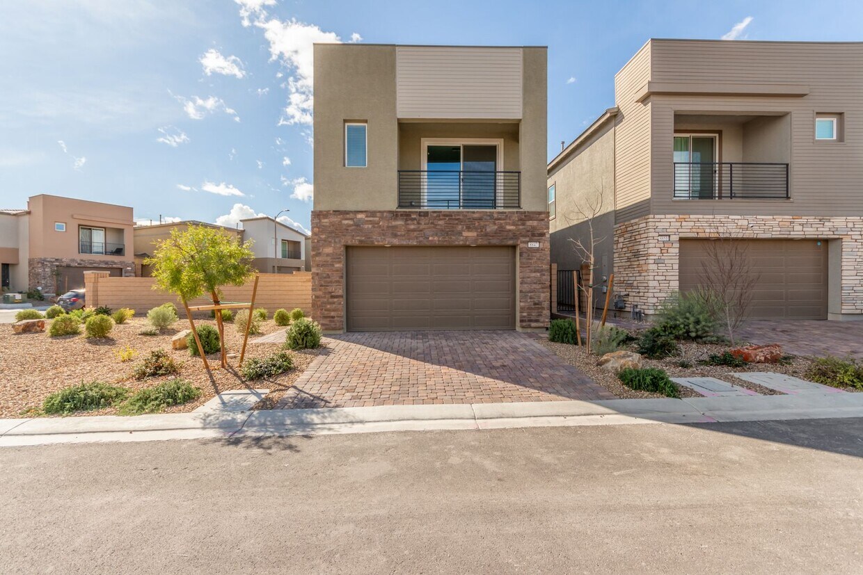 Foto principal - Gorgeous 3 Bedroom home in the gated Belte...