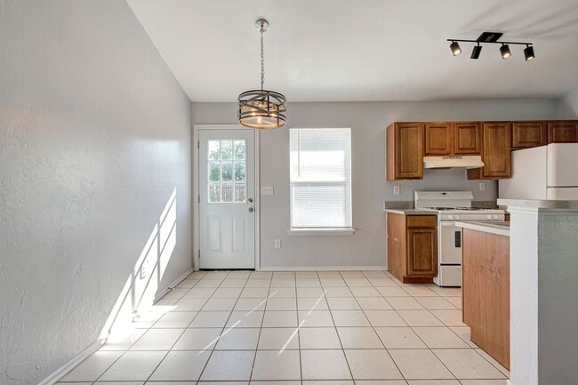 Building Photo - Beautiful 3BD/2BTH Duplex in Norman!
