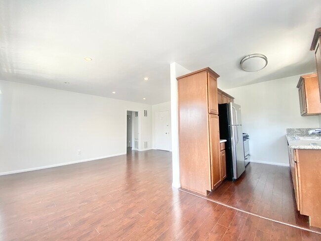 Building Photo - 825 Westbourne Dr