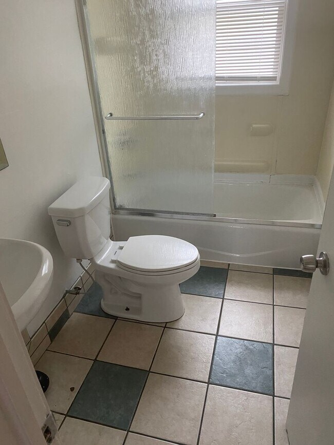 Foto del edificio - 3 bedroom, 1 bath bungalow with basement and 1 car garage