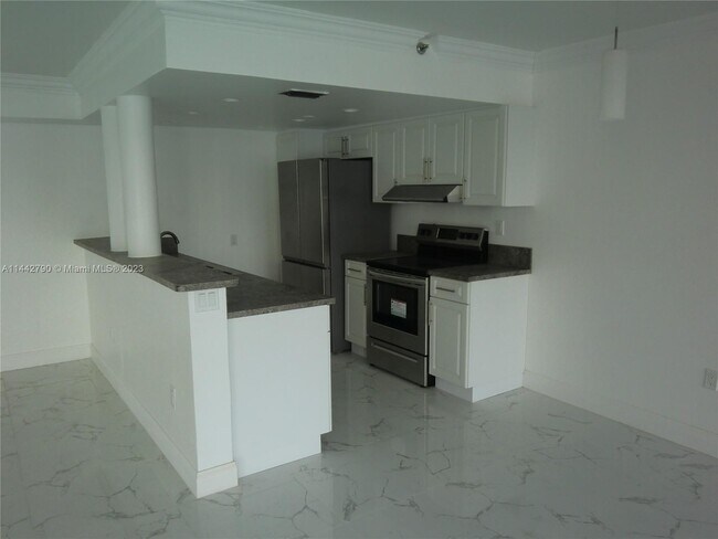 Building Photo - 17500 N Bay Rd