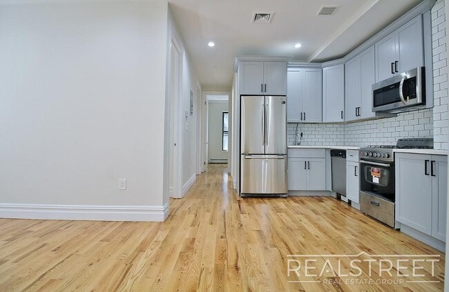 Building Photo - 3 Bed in Crown Heights