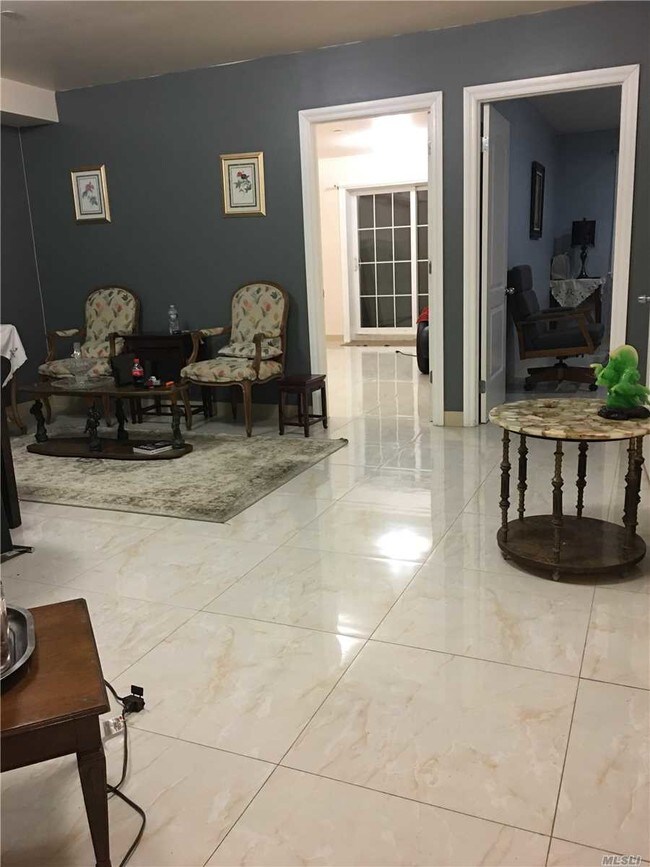 Foto del edificio - 120-45 Sunrise Ct