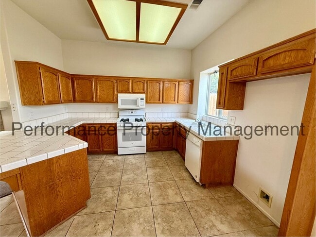 Building Photo - Charming 3 Bed/2 Bath SW Bakersfield Home ...