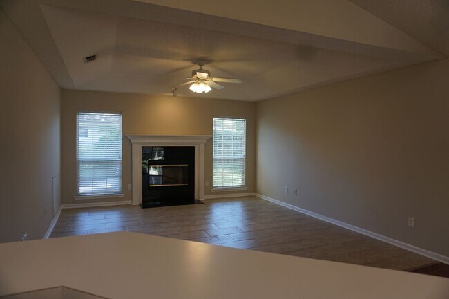 Foto del edificio - 4 Bedroom 2 Bathroom Home with Garage