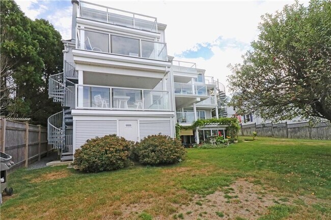 Foto del edificio - 249 Tuckerman Ave