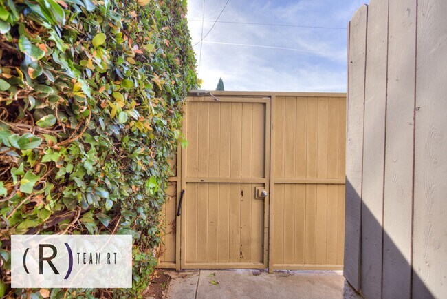 Foto del edificio - Gorgeous townhouse in a quiet 6-unit gated complex