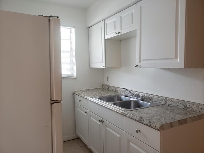 Kitchen 1 - 1002 S M St