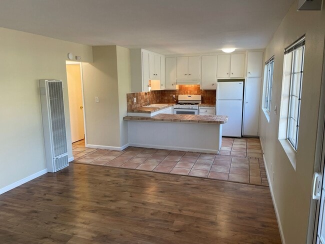 Building Photo - Bright 2 Bedroom Unit with Patio