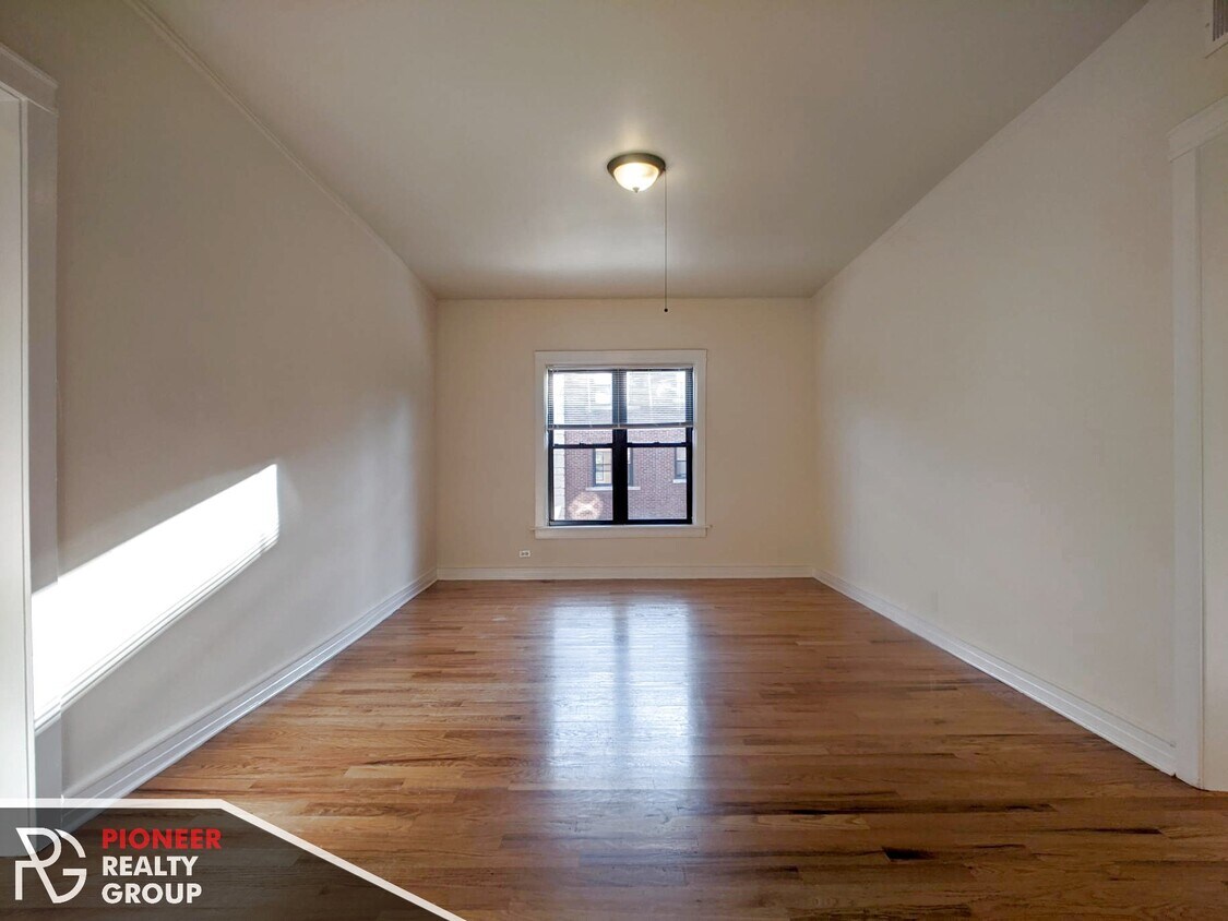 Foto principal - 812 W Waveland Ave