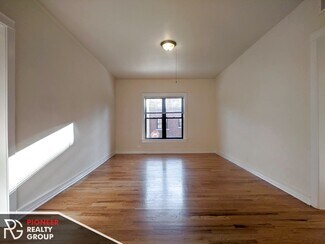 Building Photo - 812 W Waveland Ave