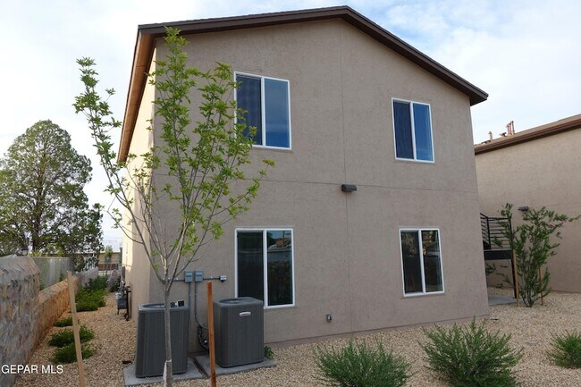 Foto del edificio - 6002 1/2 Pam McCall Drive Unit 5