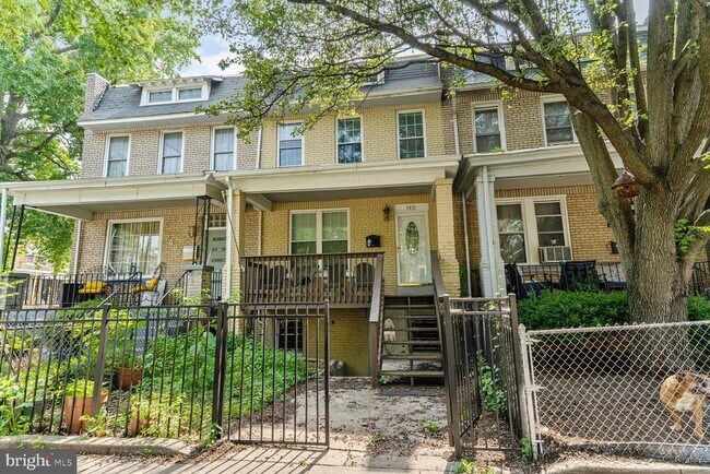 Building Photo - 2433 3rd St NE